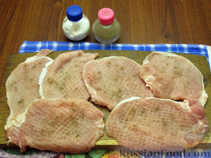 Фото приготовления рецепта: Отбивные из свинины в томатно-сырном кляре - шаг №4