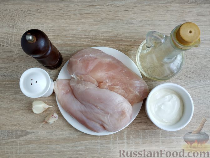 Фото приготовления рецепта: "Бифштекс" из куриного филе в сметанно-чесночном маринаде - шаг №1