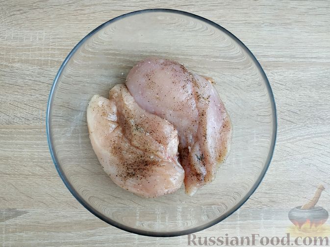 Фото приготовления рецепта: "Бифштекс" из куриного филе в сметанно-чесночном маринаде - шаг №3