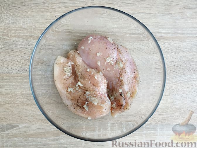 Фото приготовления рецепта: "Бифштекс" из куриного филе в сметанно-чесночном маринаде - шаг №4
