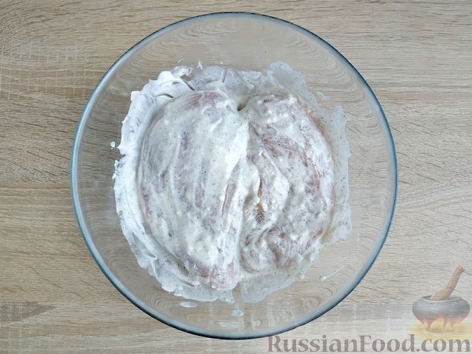Фото приготовления рецепта: "Бифштекс" из куриного филе в сметанно-чесночном маринаде - шаг №5