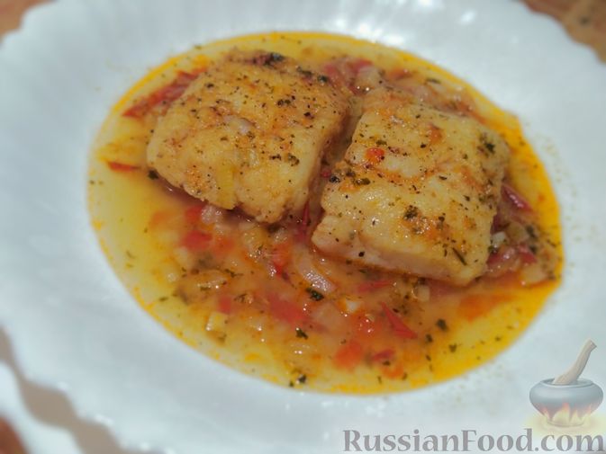 Фото к рецепту: Тушёная рыба с помидорами