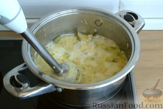 Фото приготовления рецепта: Крем-суп из кабачка, зеленого горошка и стручковой фасоли - шаг №14