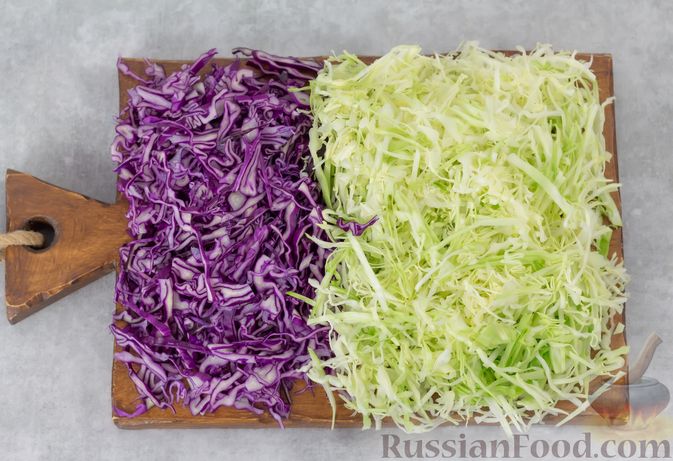 Фото приготовления рецепта: Салат из двух видов капусты и огурцов - шаг №2