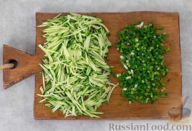Фото приготовления рецепта: Салат из двух видов капусты и огурцов - шаг №3