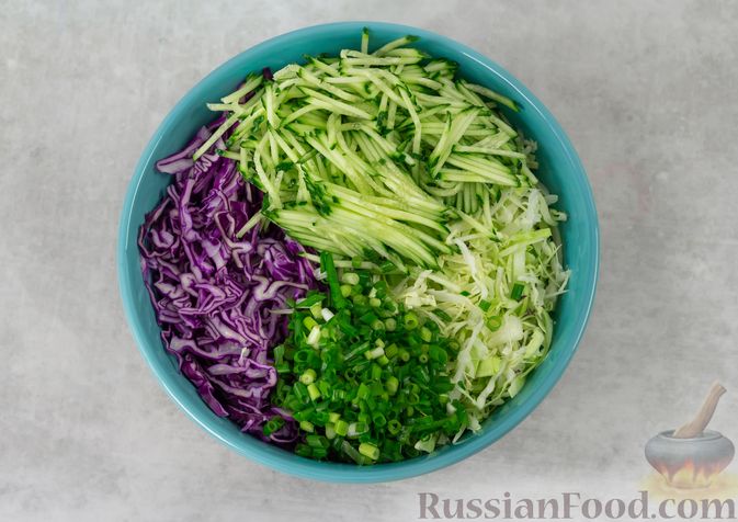 Фото приготовления рецепта: Салат из двух видов капусты и огурцов - шаг №4