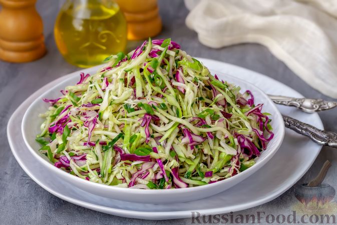 Фото приготовления рецепта: Салат из двух видов капусты и огурцов - шаг №7