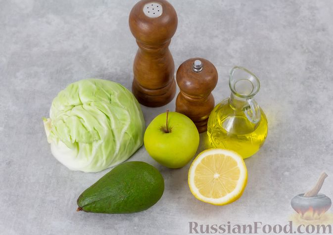 Фото приготовления рецепта: Капустный салат с авокадо и яблоком - шаг №1