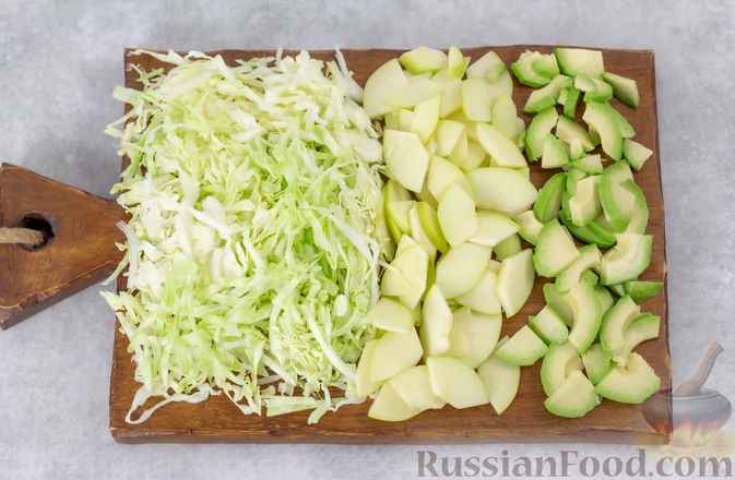 Фото приготовления рецепта: Капустный салат с авокадо и яблоком - шаг №2