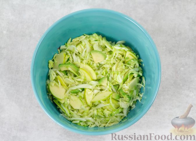 Фото приготовления рецепта: Капустный салат с авокадо и яблоком - шаг №6