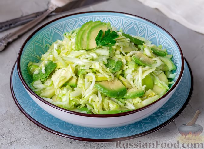 Фото приготовления рецепта: Капустный салат с авокадо и яблоком - шаг №8