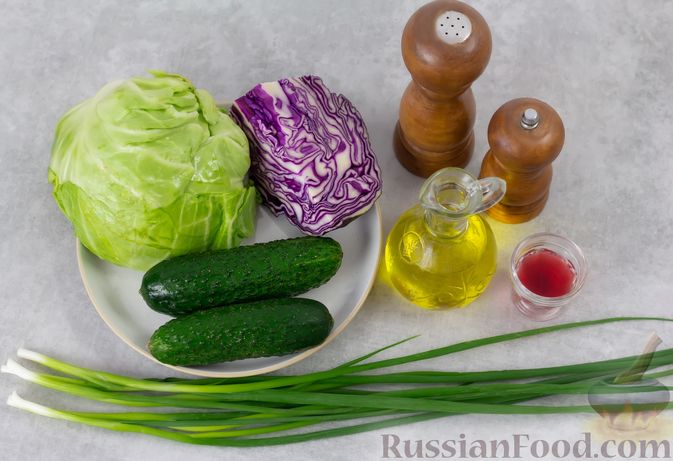 Фото приготовления рецепта: Салат из двух видов капусты и огурцов - шаг №1