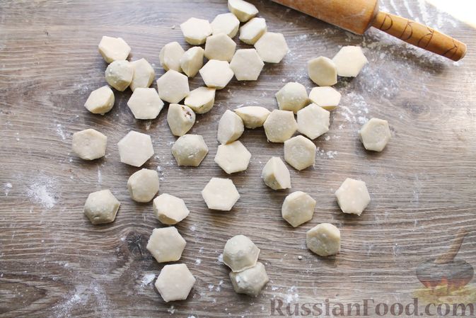 Фото приготовления рецепта: Творожное печенье "Пельмешки" с орехами и джемом - шаг №16