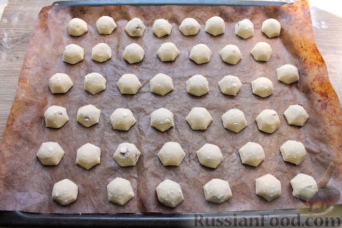 Фото приготовления рецепта: Творожное печенье "Пельмешки" с орехами и джемом - шаг №18
