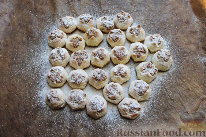 Фото приготовления рецепта: Творожное печенье "Пельмешки" с орехами и джемом - шаг №21