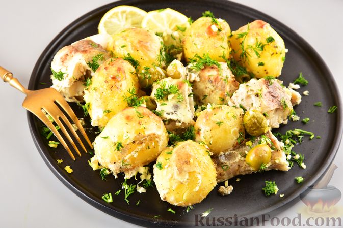 Фото к рецепту: Хек, запечённый с молодой картошкой и оливками