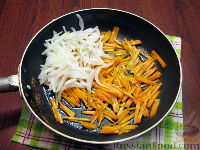 Фото приготовления рецепта: Жареная капуста с помидорами, сладким и острым перцами - шаг №7