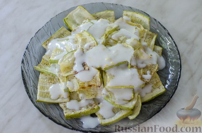 Фото приготовления рецепта: Салат из жареных кабачков с фетой, орехами и йогуртовой заправкой - шаг №10