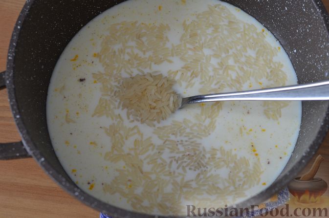 Фото приготовления рецепта: Шоколадная рисовая каша на молоке, с апельсином - шаг №4