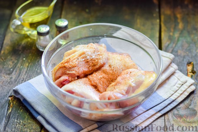 Фото приготовления рецепта: Куриные бёдрышки, тушенные с помидорами и болгарским перцем - шаг №2