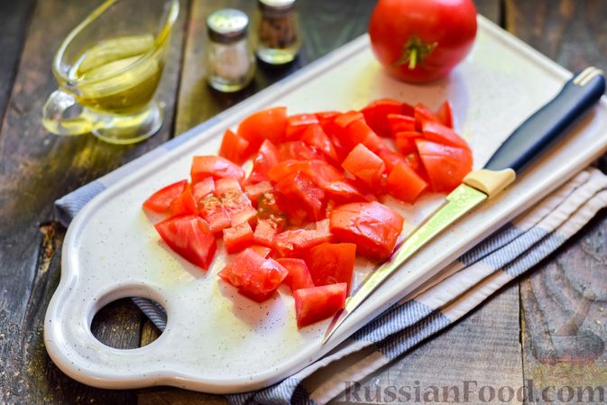 Фото приготовления рецепта: Куриные бёдрышки, тушенные с помидорами и болгарским перцем - шаг №5