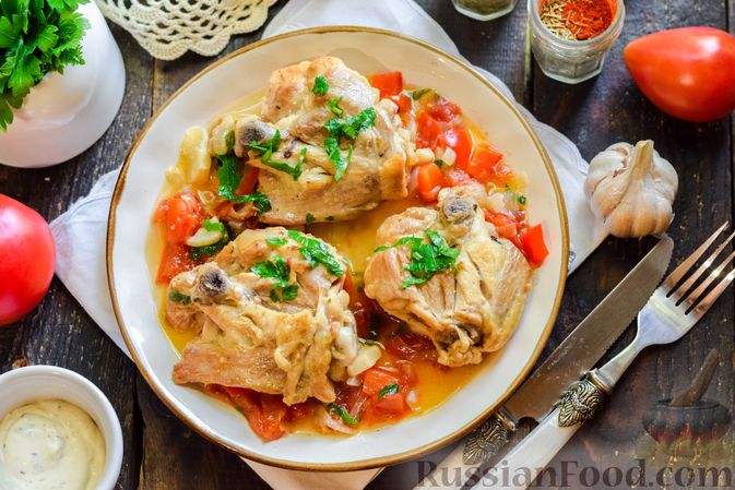 Фото приготовления рецепта: Куриные бёдрышки, тушенные с помидорами и болгарским перцем - шаг №12