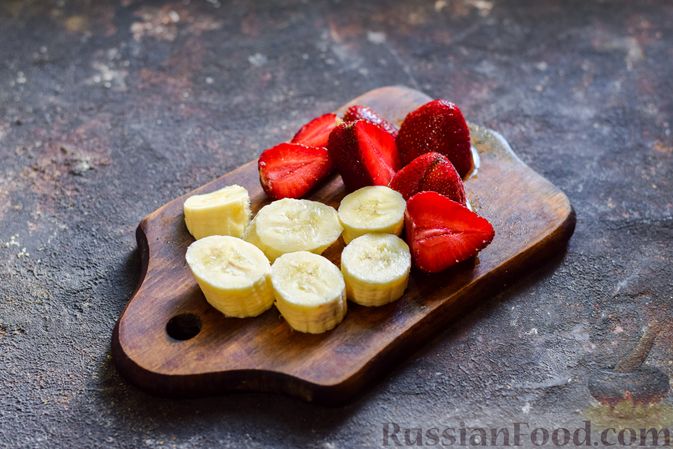 Фото приготовления рецепта: Смузи-боул с овсянкой, фруктами, клубникой и семечками - шаг №4