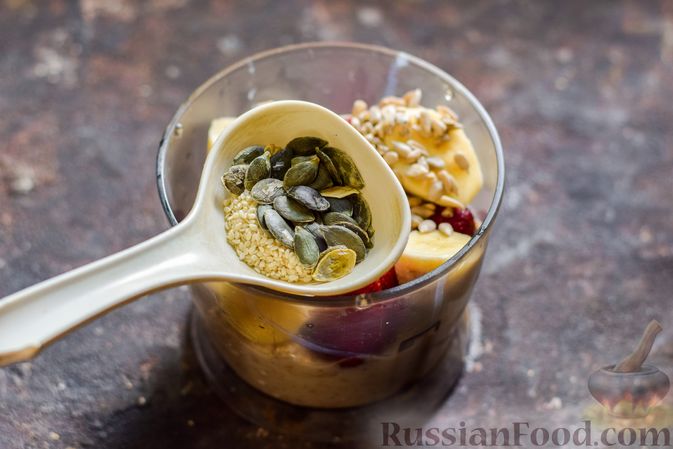 Фото приготовления рецепта: Смузи-боул с овсянкой, фруктами, клубникой и семечками - шаг №7
