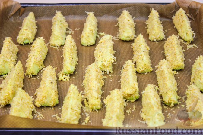 Фото приготовления рецепта: Палочки из кабачков, запечённые в сырной панировке - шаг №4