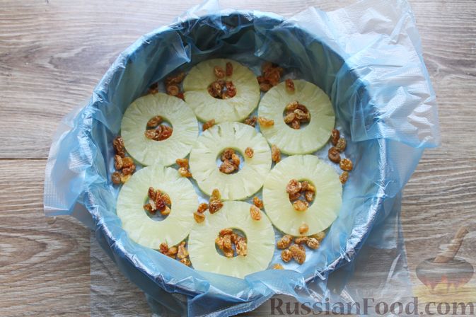 Фото приготовления рецепта: Бисквитный пирог с ананасами, изюмом и творожным желе - шаг №17