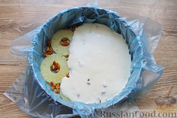 Фото приготовления рецепта: Бисквитный пирог с ананасами, изюмом и творожным желе - шаг №18
