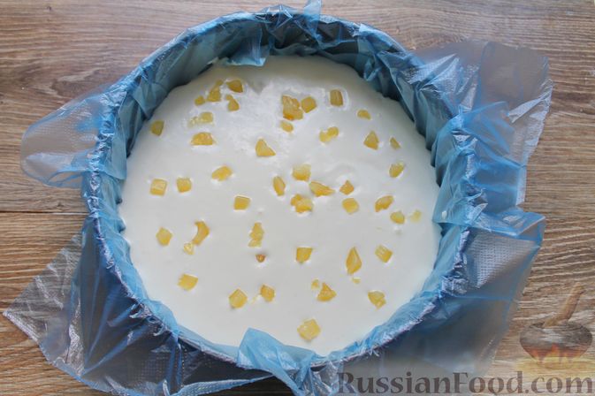 Фото приготовления рецепта: Бисквитный пирог с ананасами, изюмом и творожным желе - шаг №19
