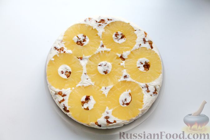 Фото приготовления рецепта: Бисквитный пирог с ананасами, изюмом и творожным желе - шаг №22