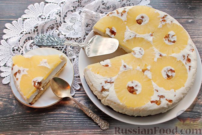 Фото приготовления рецепта: Бисквитный пирог с ананасами, изюмом и творожным желе - шаг №23