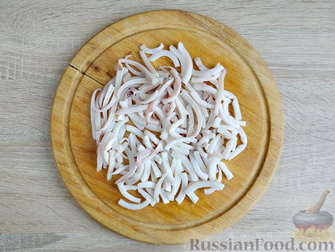 Фото приготовления рецепта: Салат с кальмарами, пекинской капустой, крабовыми палочками и кукурузой - шаг №5