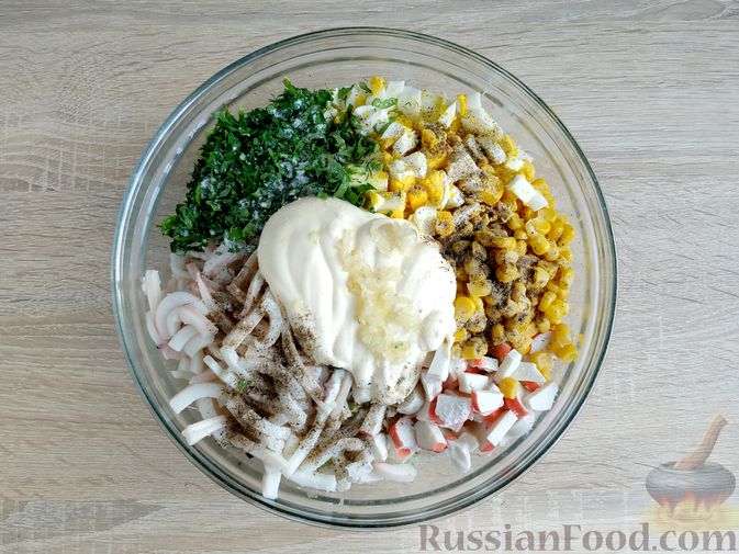 Фото приготовления рецепта: Салат с кальмарами, пекинской капустой, крабовыми палочками и кукурузой - шаг №12