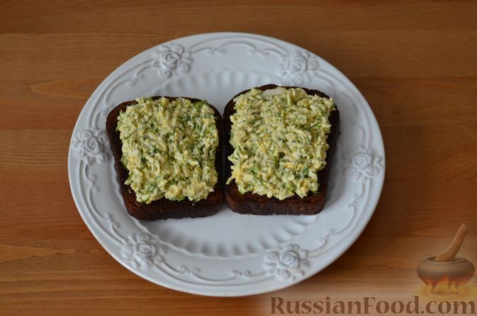 Фото приготовления рецепта: Бутерброды с яичной намазкой и огурцами - шаг №8