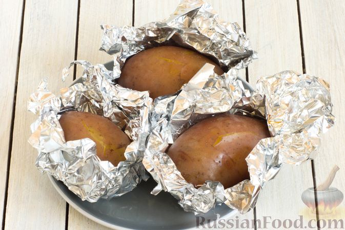Фото приготовления рецепта: Запечённая картошка с солёными огурцами и горошком (в фольге) - шаг №2