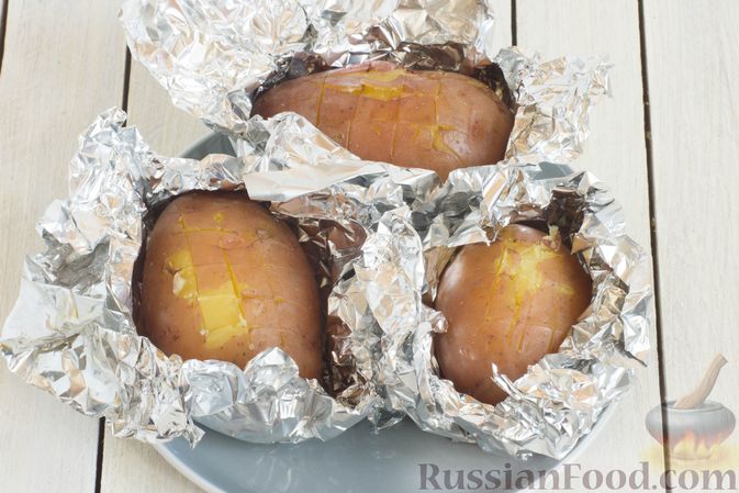 Фото приготовления рецепта: Запечённая картошка с солёными огурцами и горошком (в фольге) - шаг №4