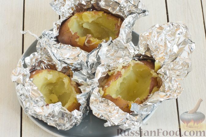 Фото приготовления рецепта: Запечённая картошка с солёными огурцами и горошком (в фольге) - шаг №6