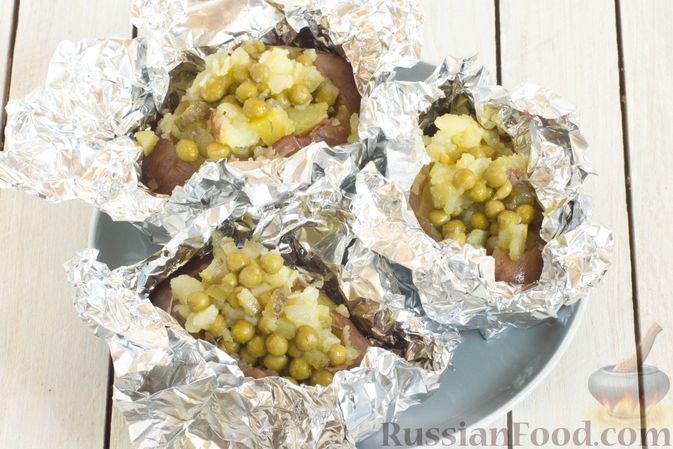 Фото приготовления рецепта: Запечённая картошка с солёными огурцами и горошком (в фольге) - шаг №8