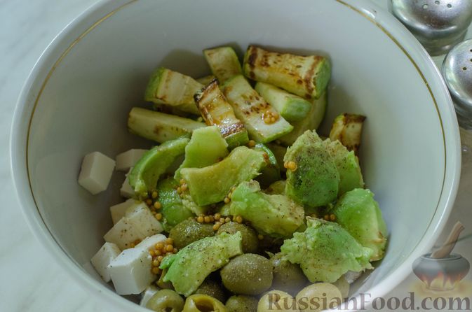 Фото приготовления рецепта: Салат с курицей, кабачком, брынзой и авокадо - шаг №11