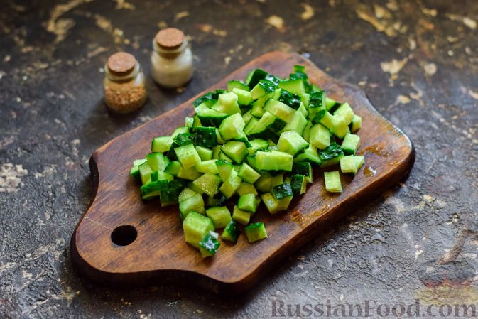 Фото приготовления рецепта: Салат с капустой, крабовыми палочками, огурцами и арахисом - шаг №3
