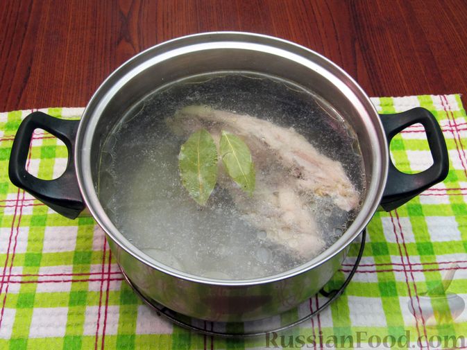Фото приготовления рецепта: Куриный суп со щавелем и шампиньонами - шаг №3