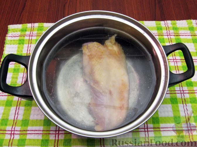 Фото приготовления рецепта: Куриный суп со щавелем и шампиньонами - шаг №2