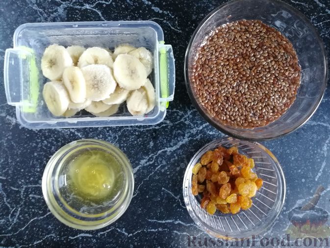 Фото приготовления рецепта: Льняная каша с бананом, изюмом и мёдом - шаг №4