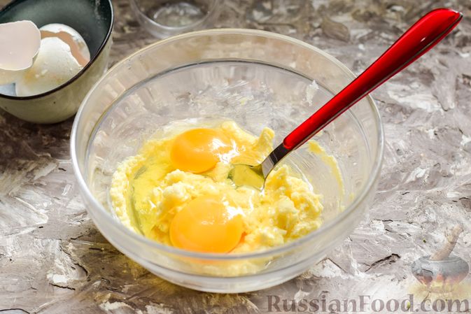 Фото приготовления рецепта: Сдобный сахарный пирог с изюмом и сливочной заливкой - шаг №8