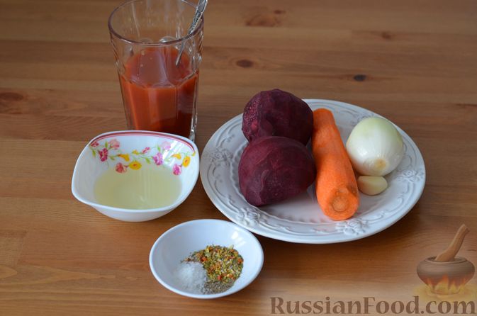 Фото приготовления рецепта: Свекла, тушенная с морковью и луком - шаг №1