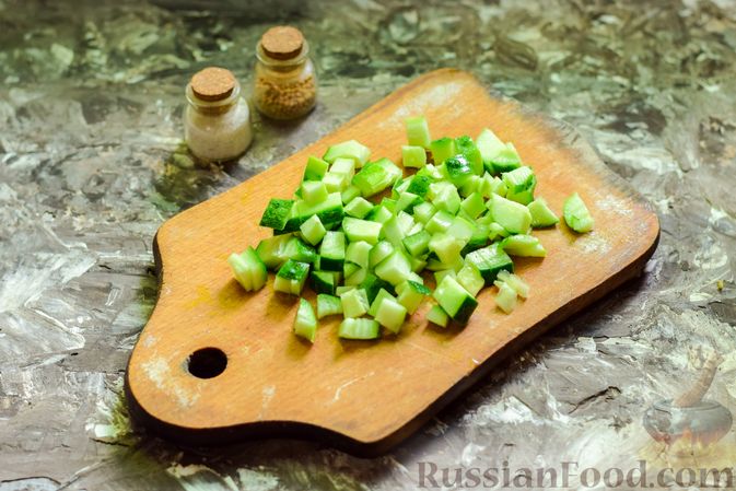 Фото приготовления рецепта: Салат с кальмарами, авокадо, болгарским перцем и огурцом - шаг №4