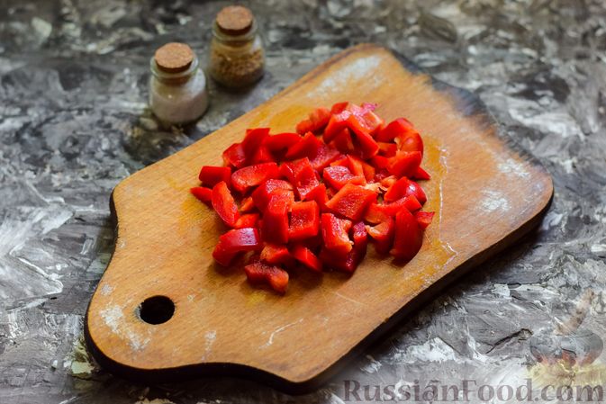 Фото приготовления рецепта: Салат с кальмарами, авокадо, болгарским перцем и огурцом - шаг №7